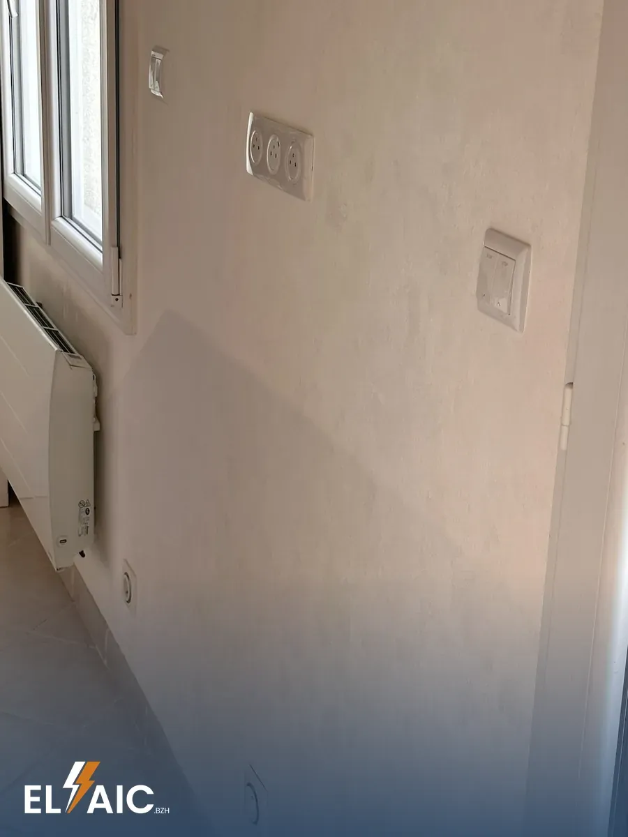 Mur de cuisine rénové à Pleyben, prises et interrupteurs Legrand blancs posés