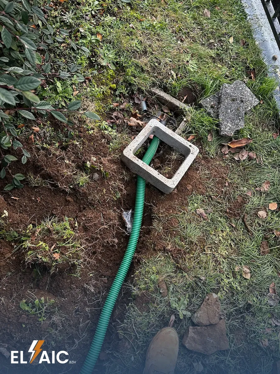 Pose de gaine télécom verte en tranchée pour l'arrivée de la fibre optique à Châteauneuf-du-Faou