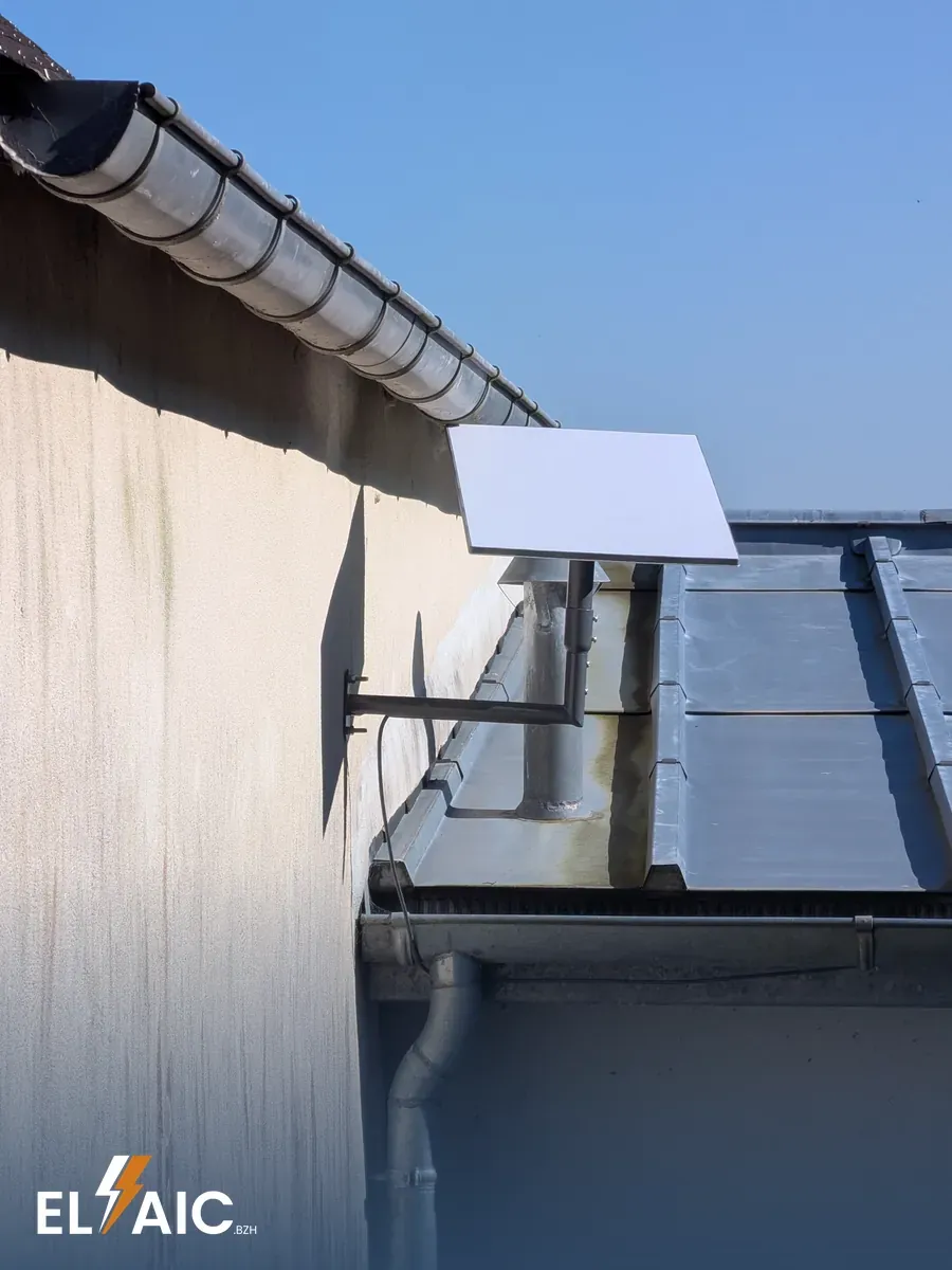 Antenne Starlink fixée en toiture avec câblage extérieur à Brasparts (29190)