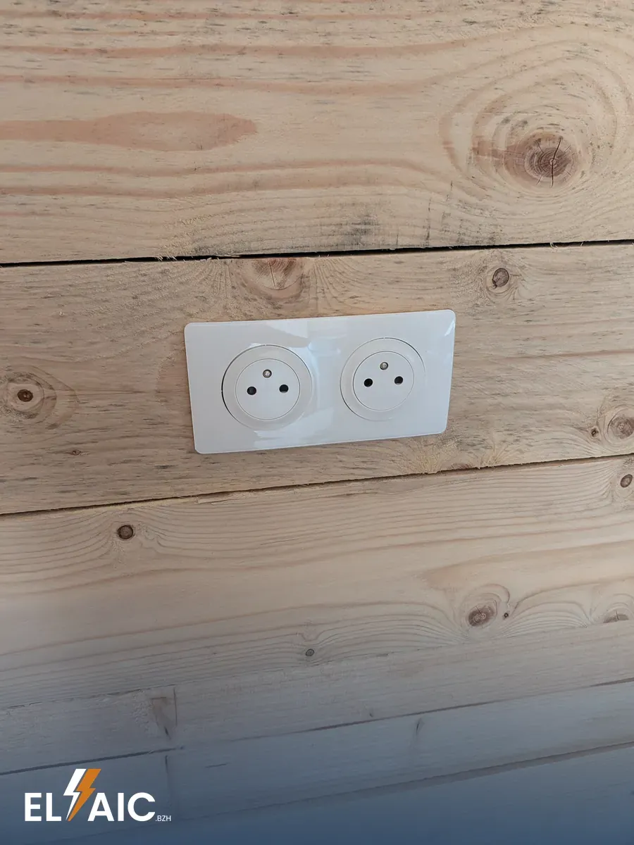 Tableau électrique avec disjoncteur différentiel installé lors de l'installation électrique du garage à Plonévez-du-Faou