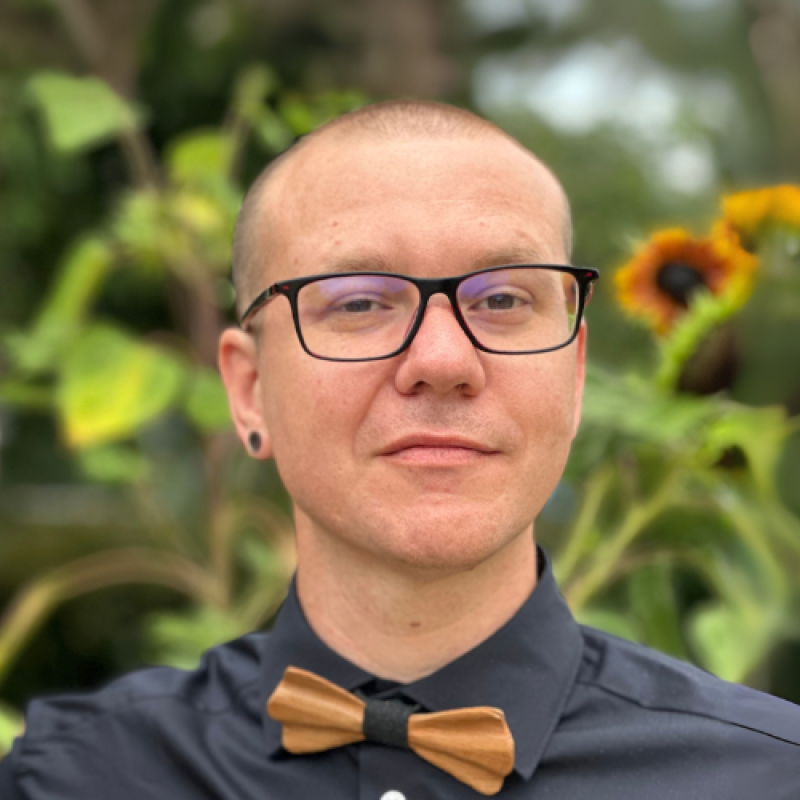 Portrait professionnel de Ronan Théotec, fondateur d'Elaic, électricien certifié BTS Électrotechnique basé à Pleyben en Finistère avec 12 ans d'expérience